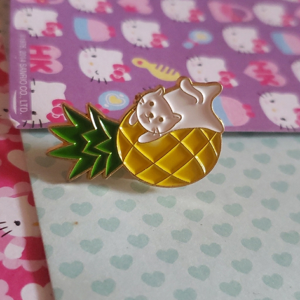 white cat with pineapple pin - Picture 1 of 4